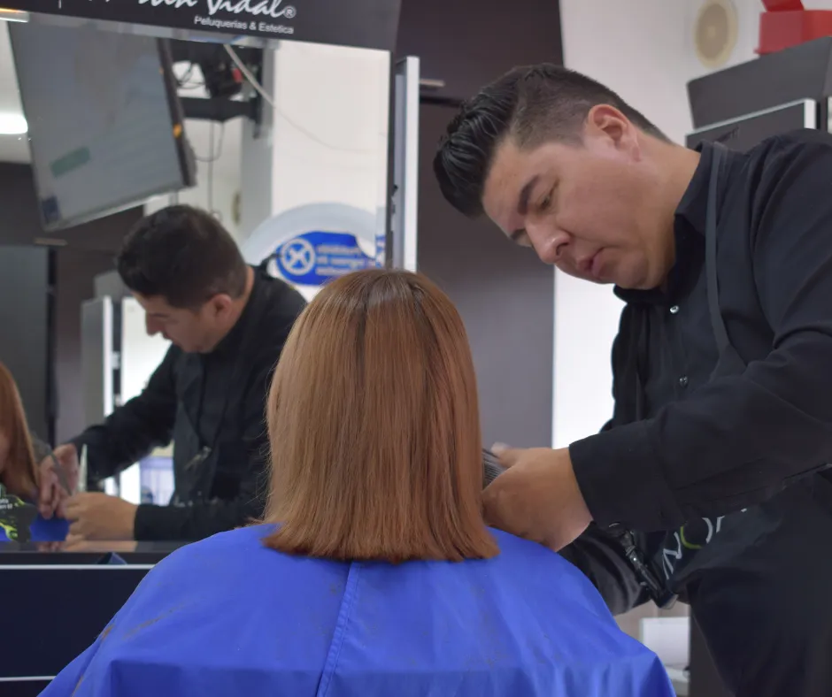 Estilo capilar para hombre maduro